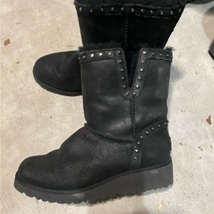 Ugg Leather Ankle Sheepskin Boots Booties Wedge 1013854 Studs 
Black
Sz 6